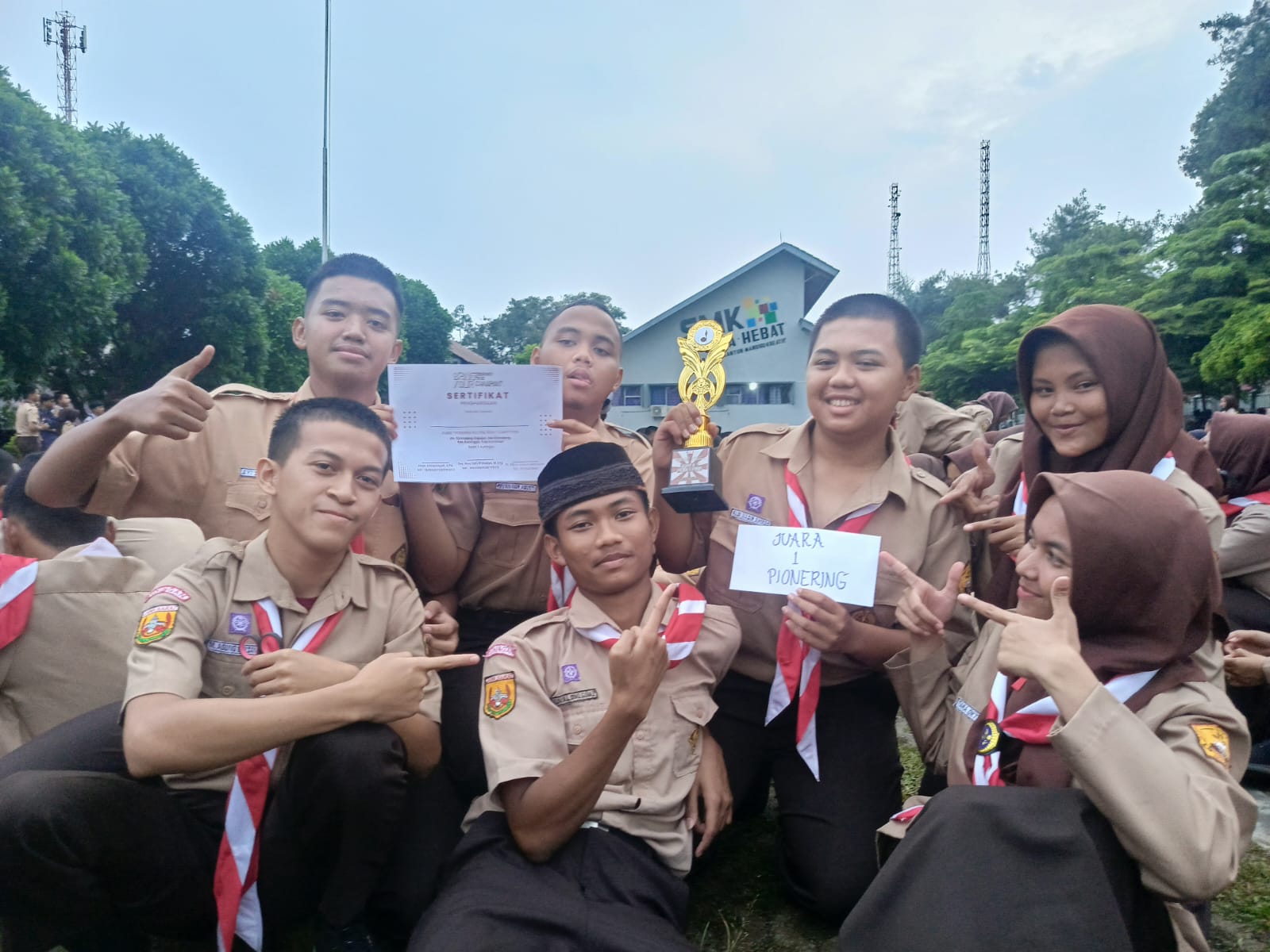 Siswa kelas XI-DKV 2 sedang bekerja pada proyek desain di ruang komputer