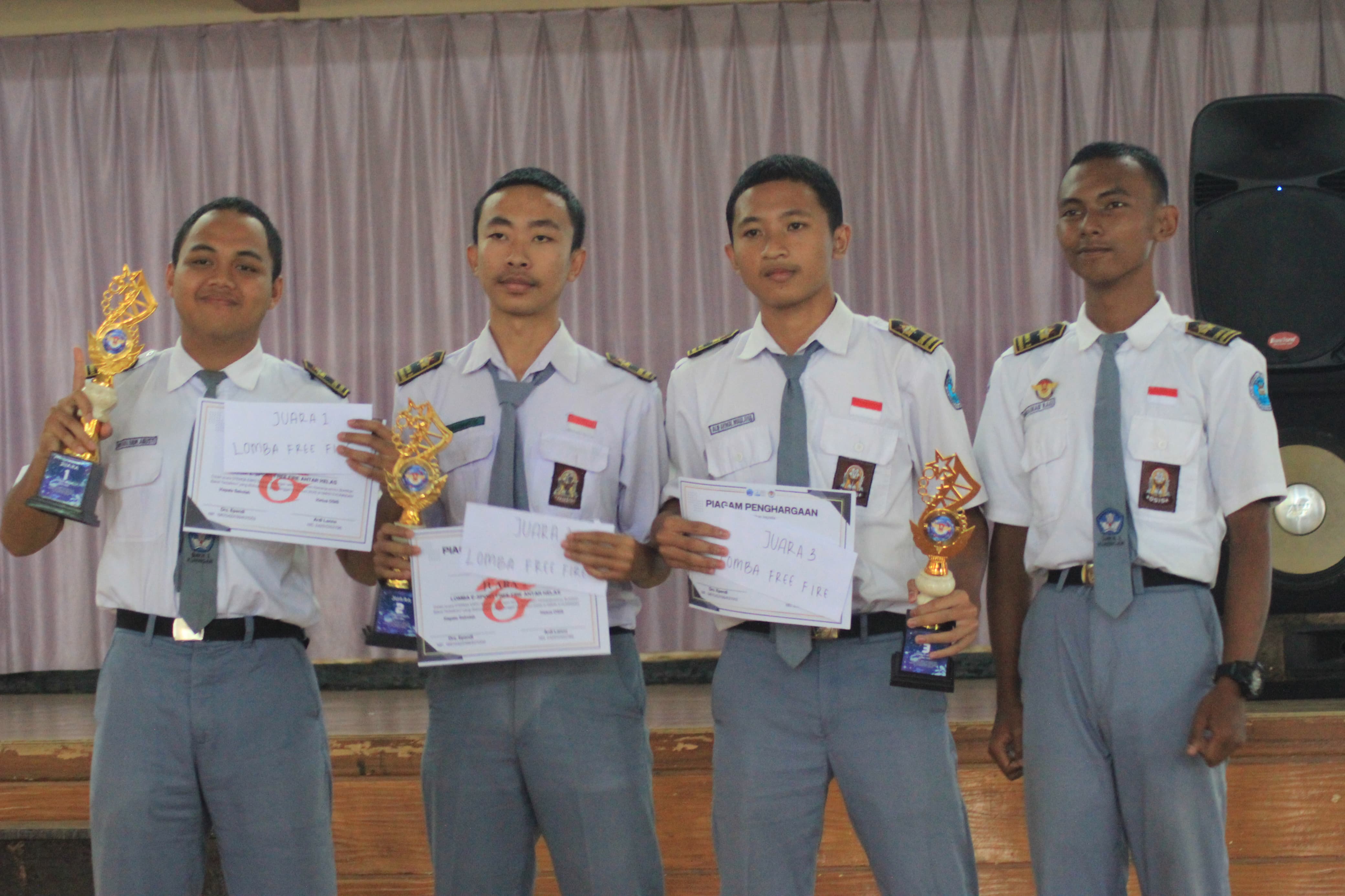 Siswa kelas XI-DKV 2 sedang bekerja pada proyek desain di ruang komputer